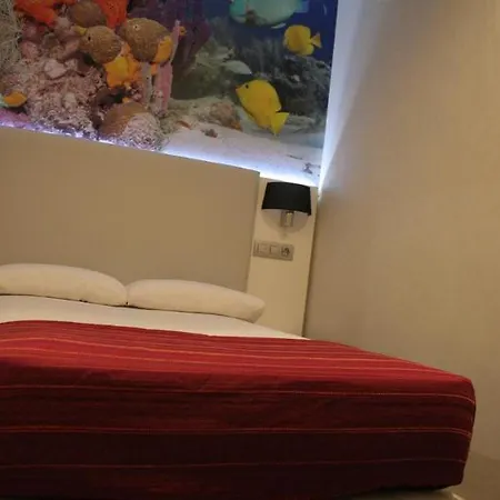 Standbyme Ramblas 招待所 2*